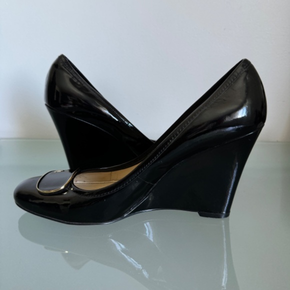 Lauren Ralph Lauren - Black Patent Leather Wedge Gold Trim Logo Pump - Picture 1 of 9